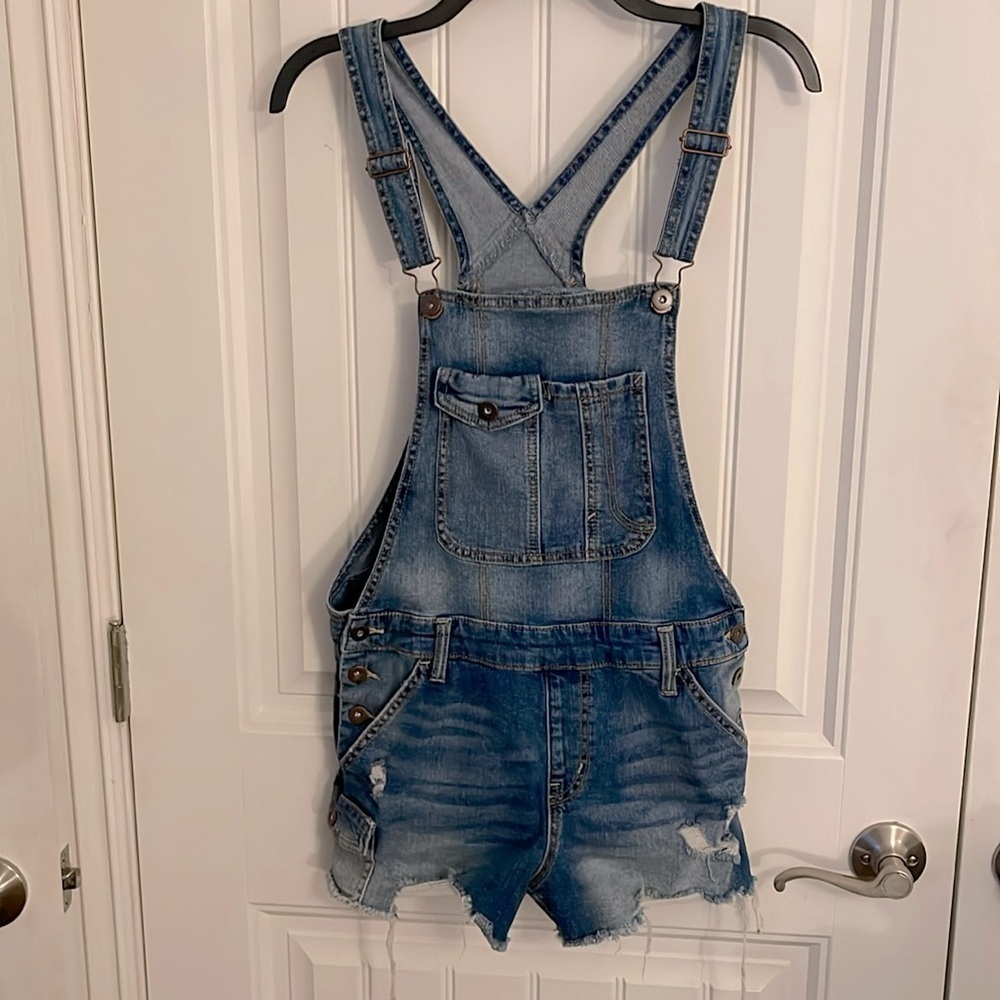 Shortalls Harley distressed light wash women’s size M (7-9) Denim short‎ shorts.